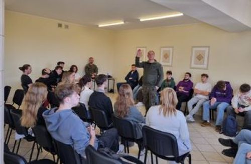 Ilustracja artykułu: "Żołnierze WOT szkolą uczniów z technikum w Radzionkowie"