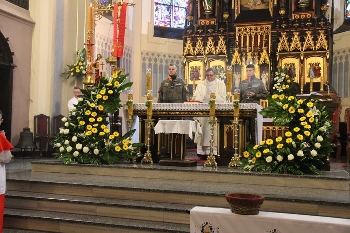 Ksiądz odprawia mszę podczas uroczystości uchwalenia Konstytucji 3 Maja.