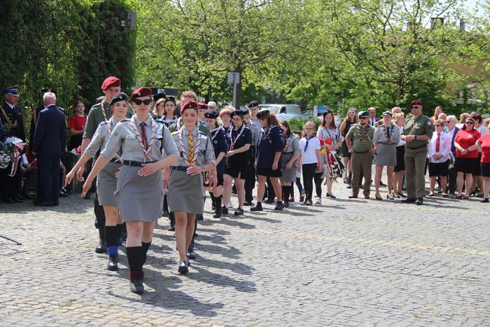 Młodzież ze szkoły mundurowej na uroczystości uchwalenia Konstytucji 3 Maja.