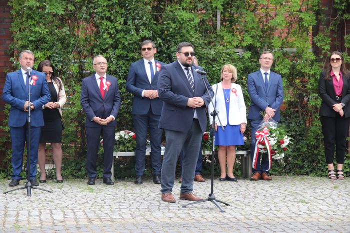 Władze samorządowe wygłaszają przemówienie na uroczystości uchwalenia Konstytucji 3 Maja.