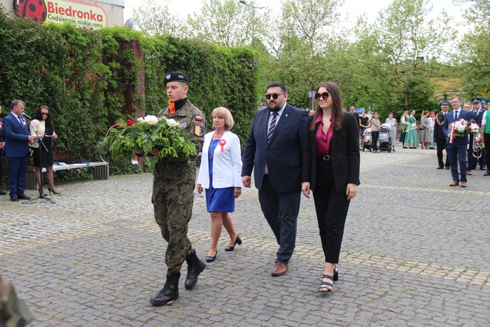 Samorządowcy wraz z żołnierzem składają wieniec podczas uroczystości uchwalenia Konstytucji 3 Maja.