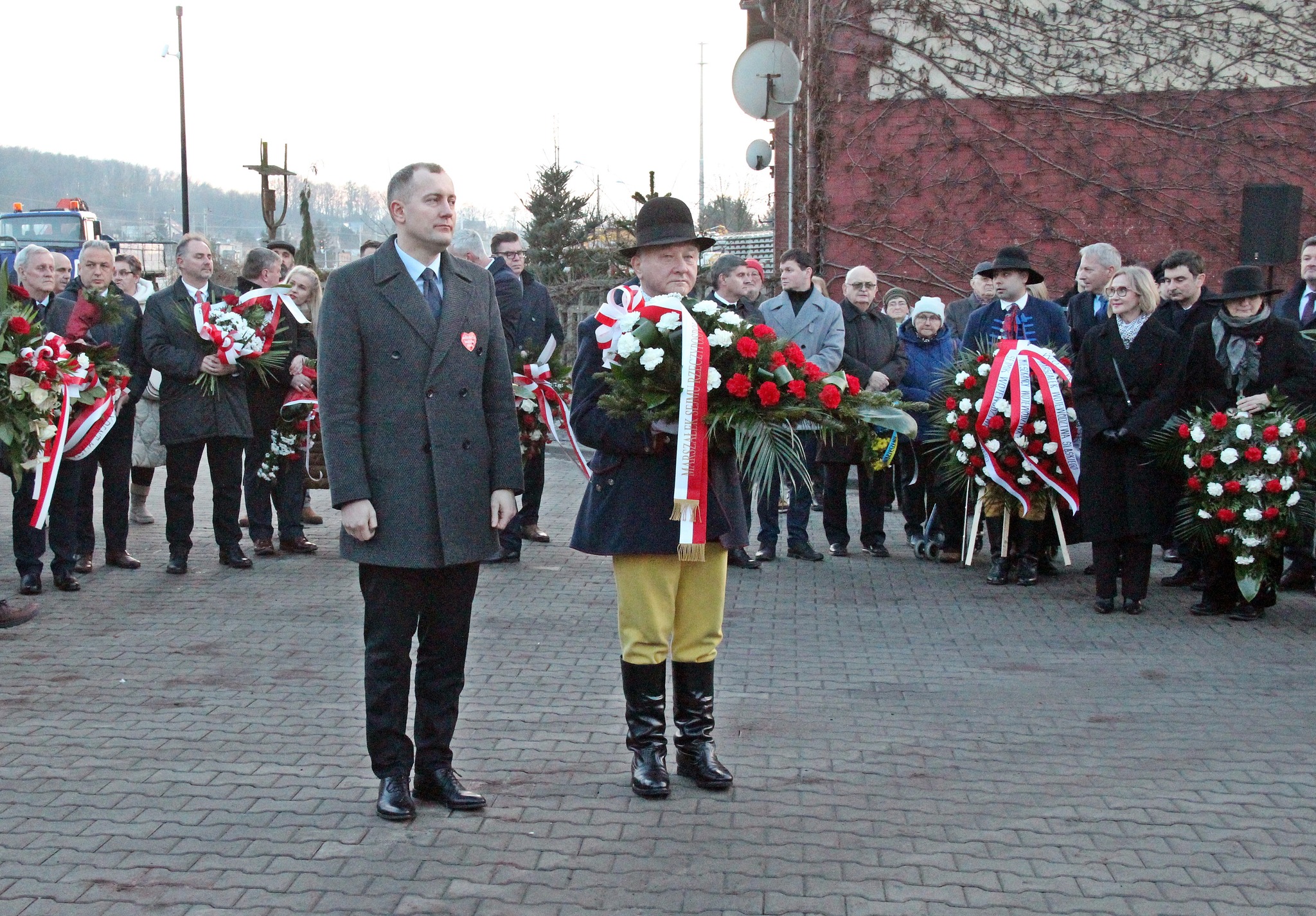 Składanie wieńców przed tablicą upamiętniającą wywiezionych z Radzionkowa do łagrów w ZSRR