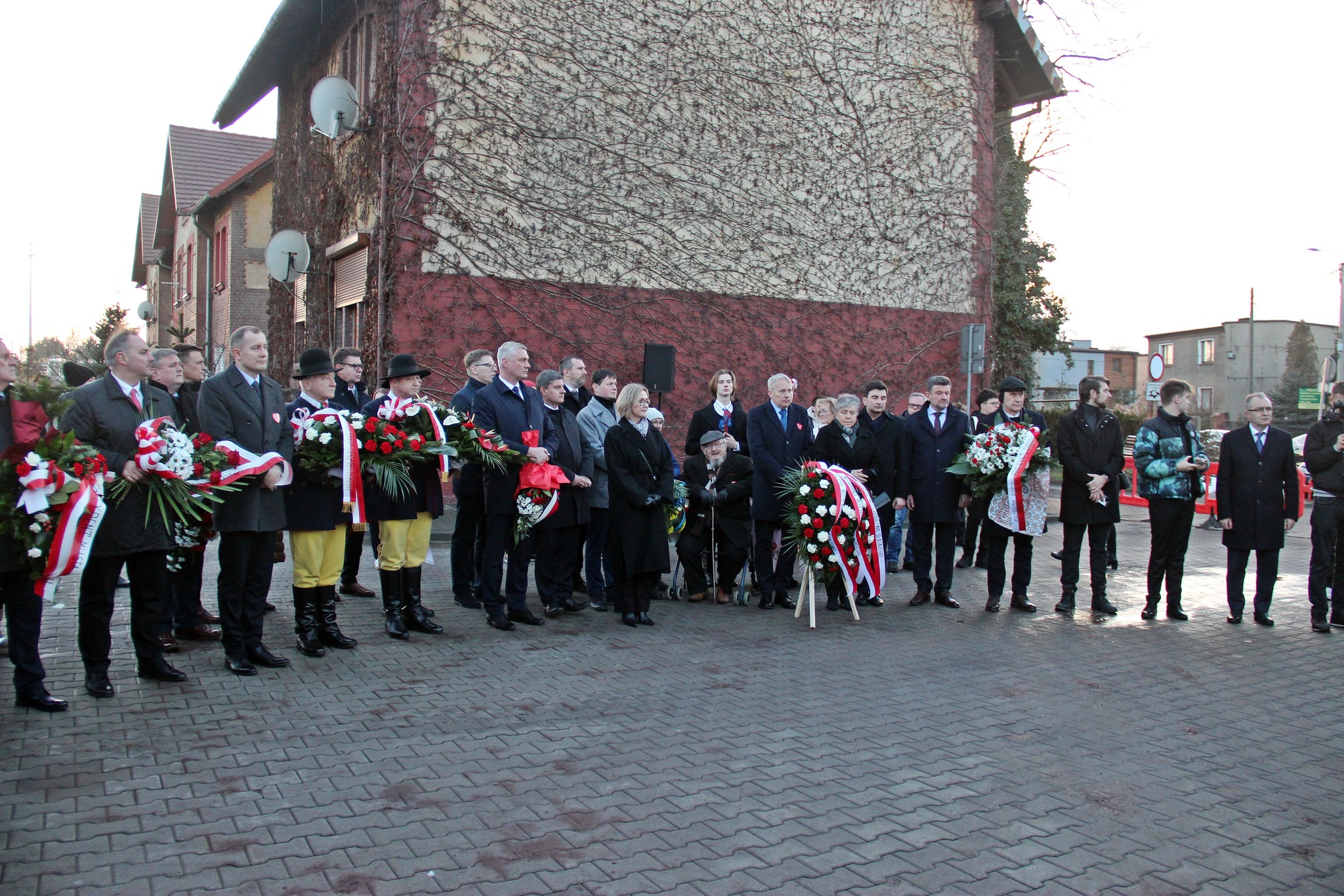 Uczestnicy wydarzenia odsłonięcia tablicy pamiątkowej