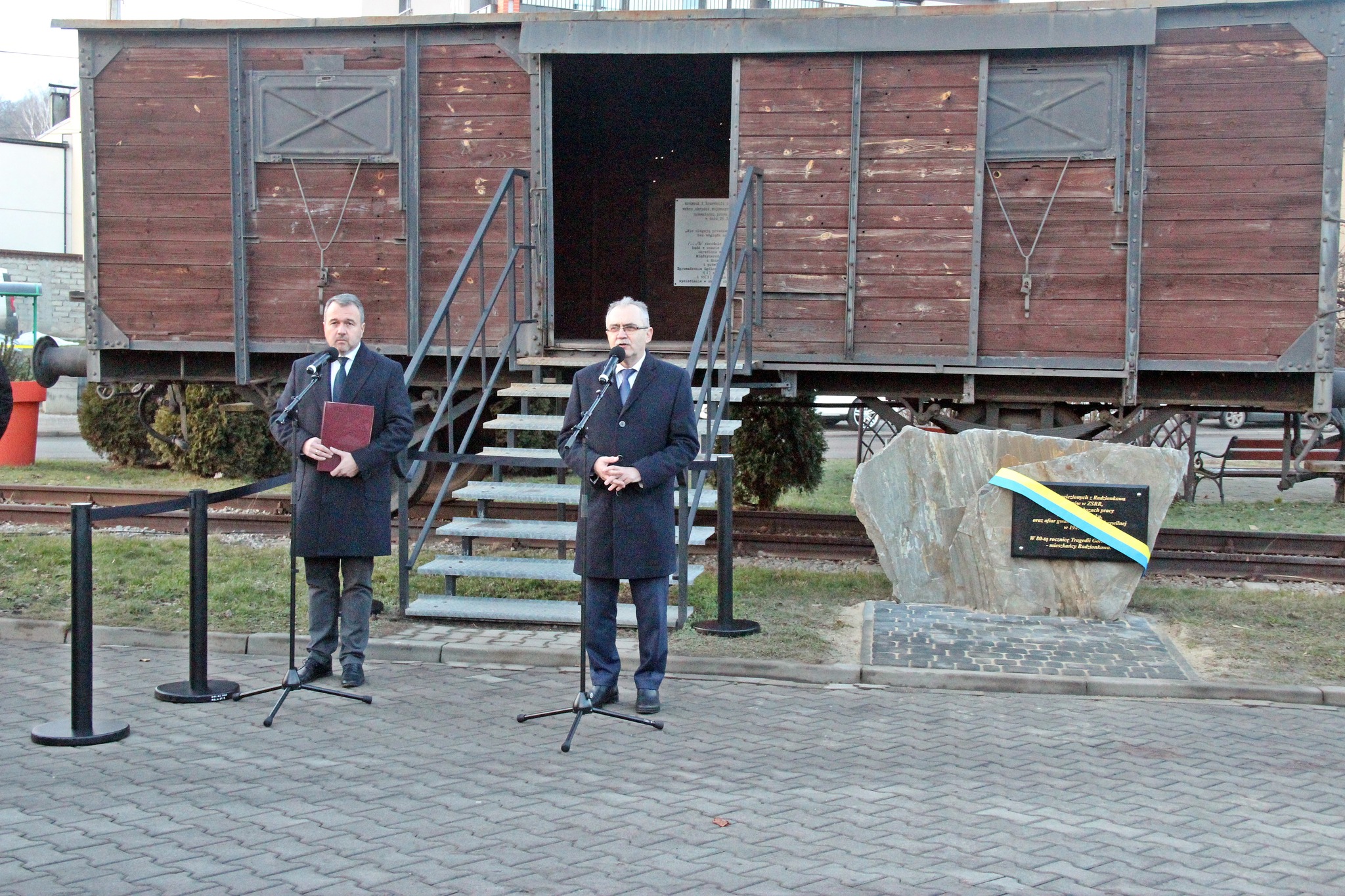 Przedstawiciele samorządowi wygłaszają mowę na wydarzeniu